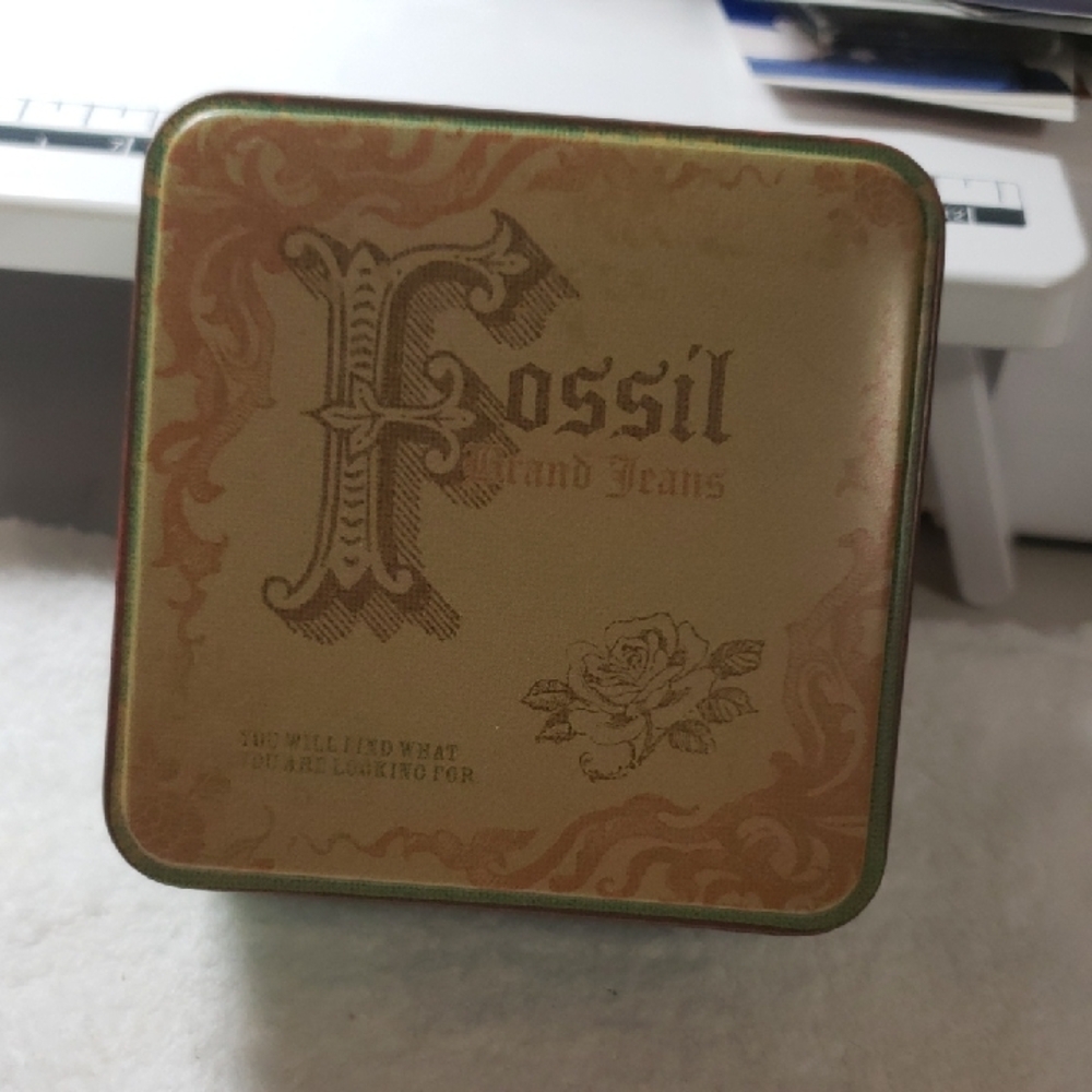 WATCH  Fossil  Watch In    Tin Box